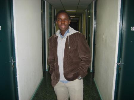 Moi dans mon couloir