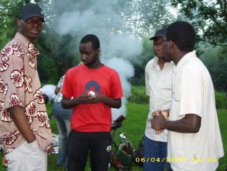 juste � cot� deAwa Demb�l� qui faisait le barbecue