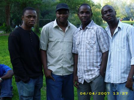 3 mopticiens � droite et un banambais � gauche sur la photo