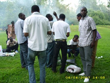 juste devant les pr�parateurs du barbecue