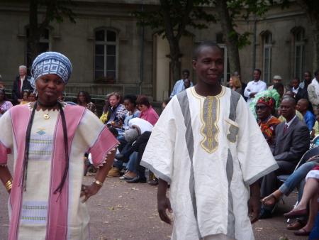 D�fil� de tenues maliennes � la journ�e culturelle